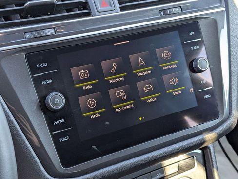 Used 2024 Volkswagen Tiguan SE image 23