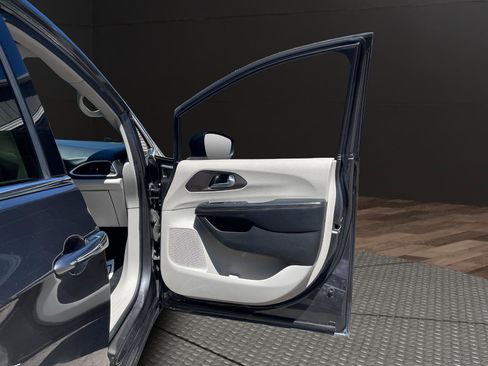 Used 2018 Chrysler Pacifica Touring-L FWD image 18