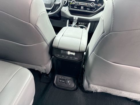 Used 2023 Toyota Highlander Limited image 22