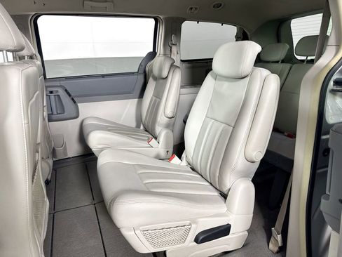 Used 2009 Chrysler Town & Country Touring image 25