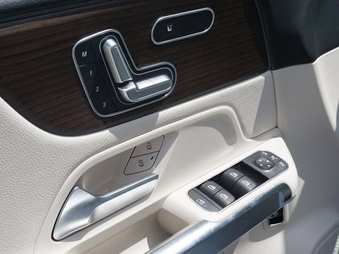 Certified 2025 Mercedes-Benz GLB 250 image 21