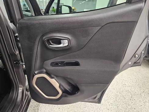 Used 2016 Jeep Renegade Latitude image 26