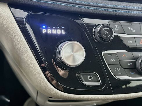 Used 2021 Chrysler Pacifica Touring FWD image 16
