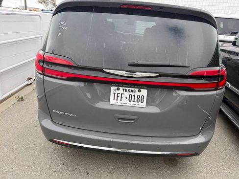 Used 2023 Chrysler Pacifica Touring-L FWD image 5