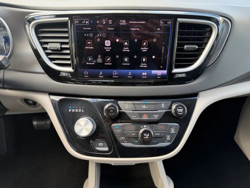 Used 2022 Chrysler Pacifica Touring-L image 16