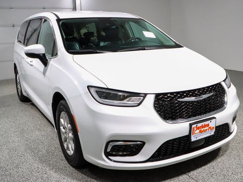 Used 2023 Chrysler Pacifica Touring-L FWD image 5