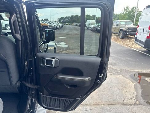 Used 2025 Jeep Wrangler Unlimited Sahara AWD/4WD image 47