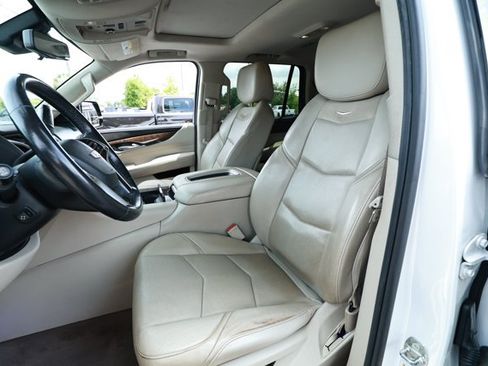 Used 2018 Cadillac Escalade Luxury AWD/4WD image 25