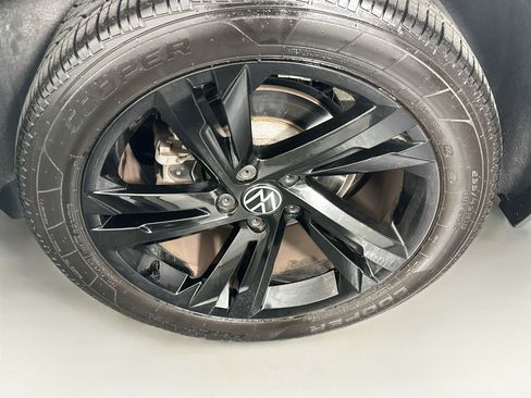 Used 2023 Volkswagen Tiguan SE R-Line FWD image 11