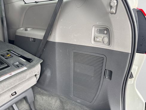 Used 2016 Toyota Sienna XLE Premium FWD image 42