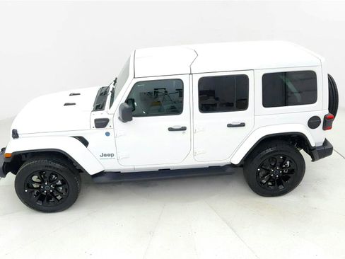 Used 2025 Jeep Wrangler Unlimited Sahara AWD/4WD image 14