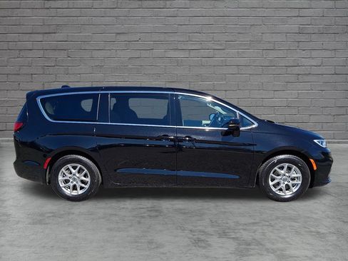 Used 2024 Chrysler Pacifica Touring-L FWD image 13