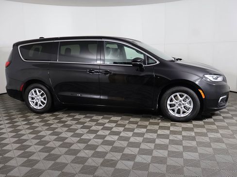 Used 2025 Chrysler Pacifica Select image 15