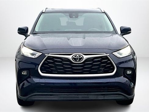 Used 2022 Toyota Highlander XLE image 2