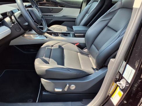 Used 2025 Lincoln Nautilus Premier image 16