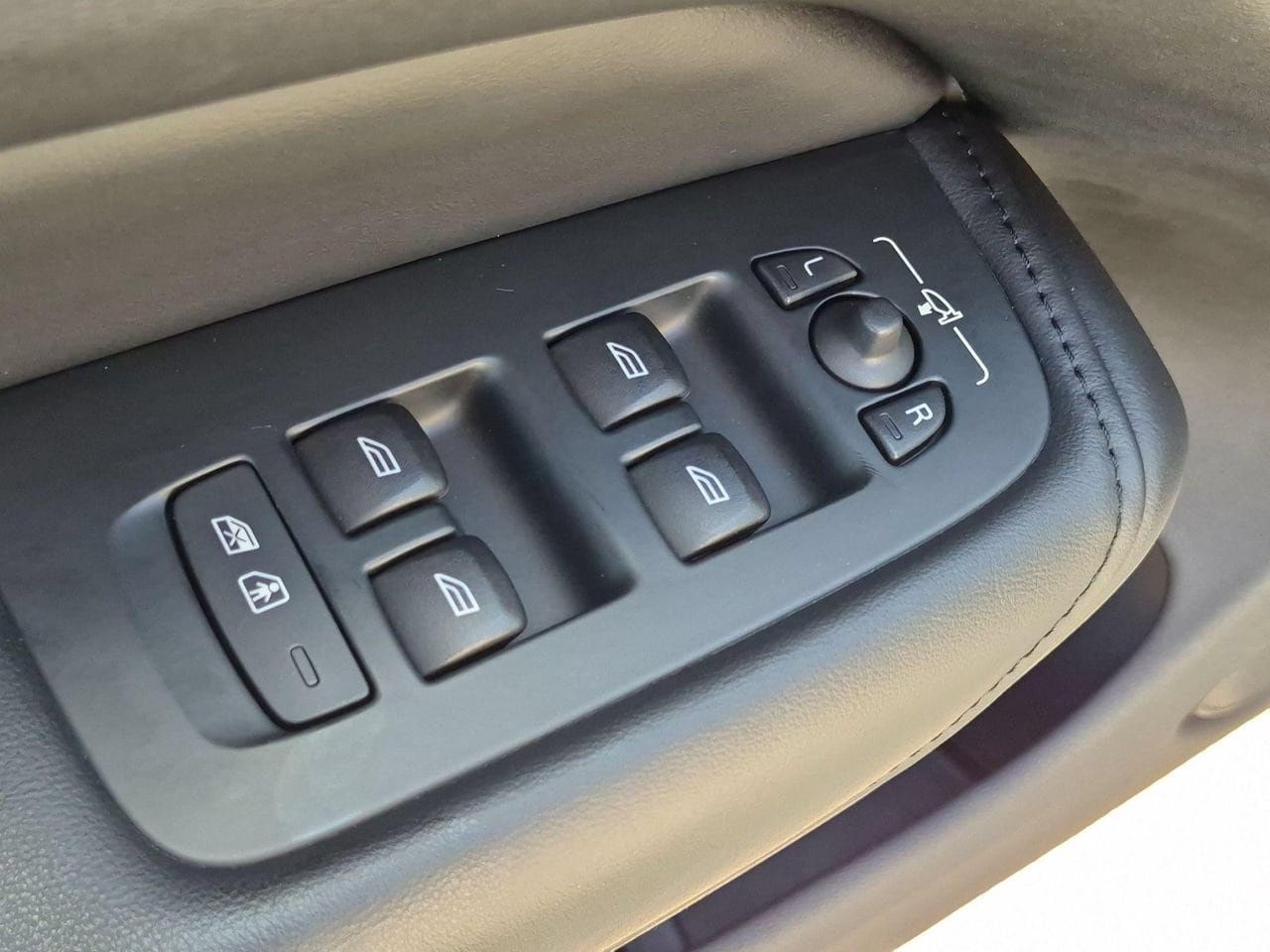 Certified 2024 Volvo XC60 B5 Plus AWD/4WD image 11
