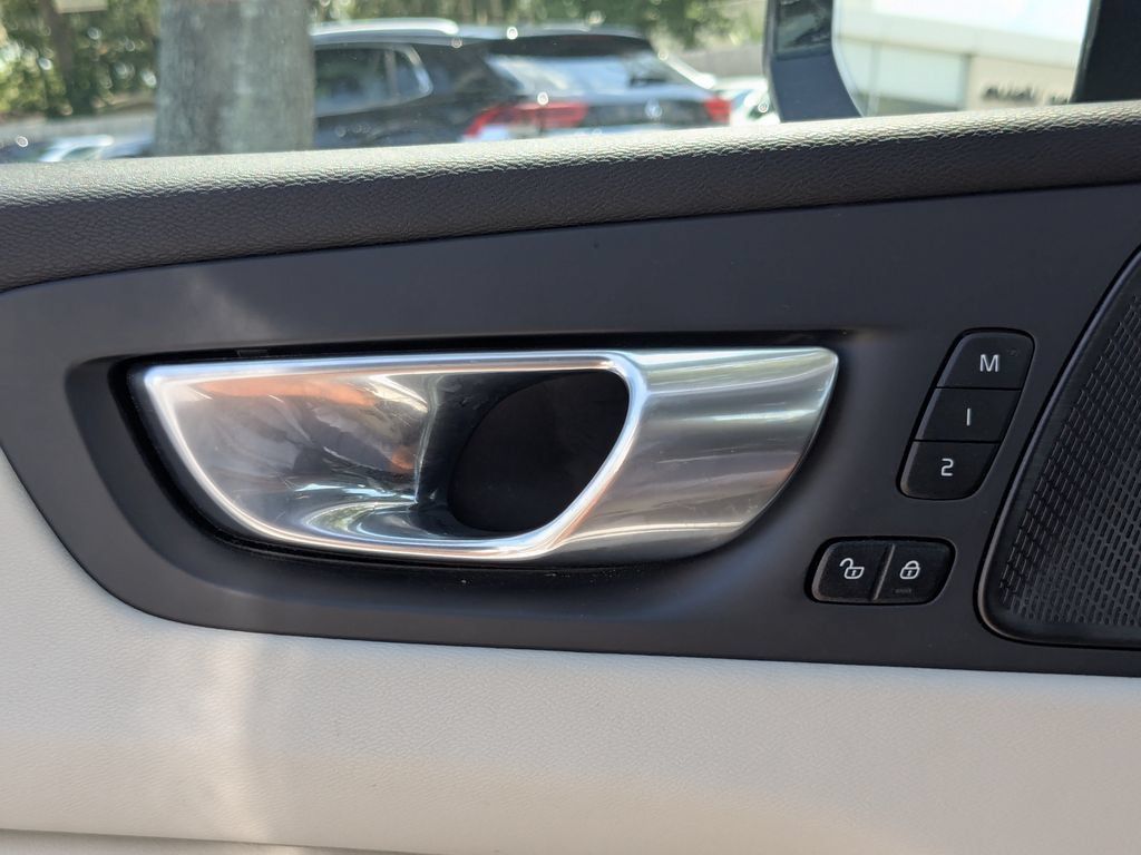 Certified 2024 Volvo XC60 B5 Ultimate w/ Protection Package Premier AWD/4WD image 32