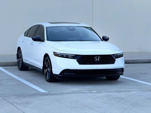Used 2025 Honda Accord Sport image 9
