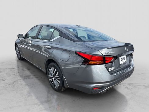 Used 2023 Nissan Altima 2.5 SV w/ SV Premium Package image 3