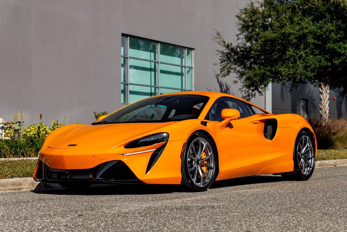 Used 2025 McLaren Artura RWD image 17