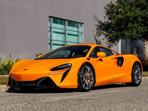 Used 2025 McLaren Artura RWD image 17