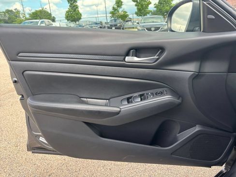 Used 2025 Nissan Altima 2.5 SV FWD image 18