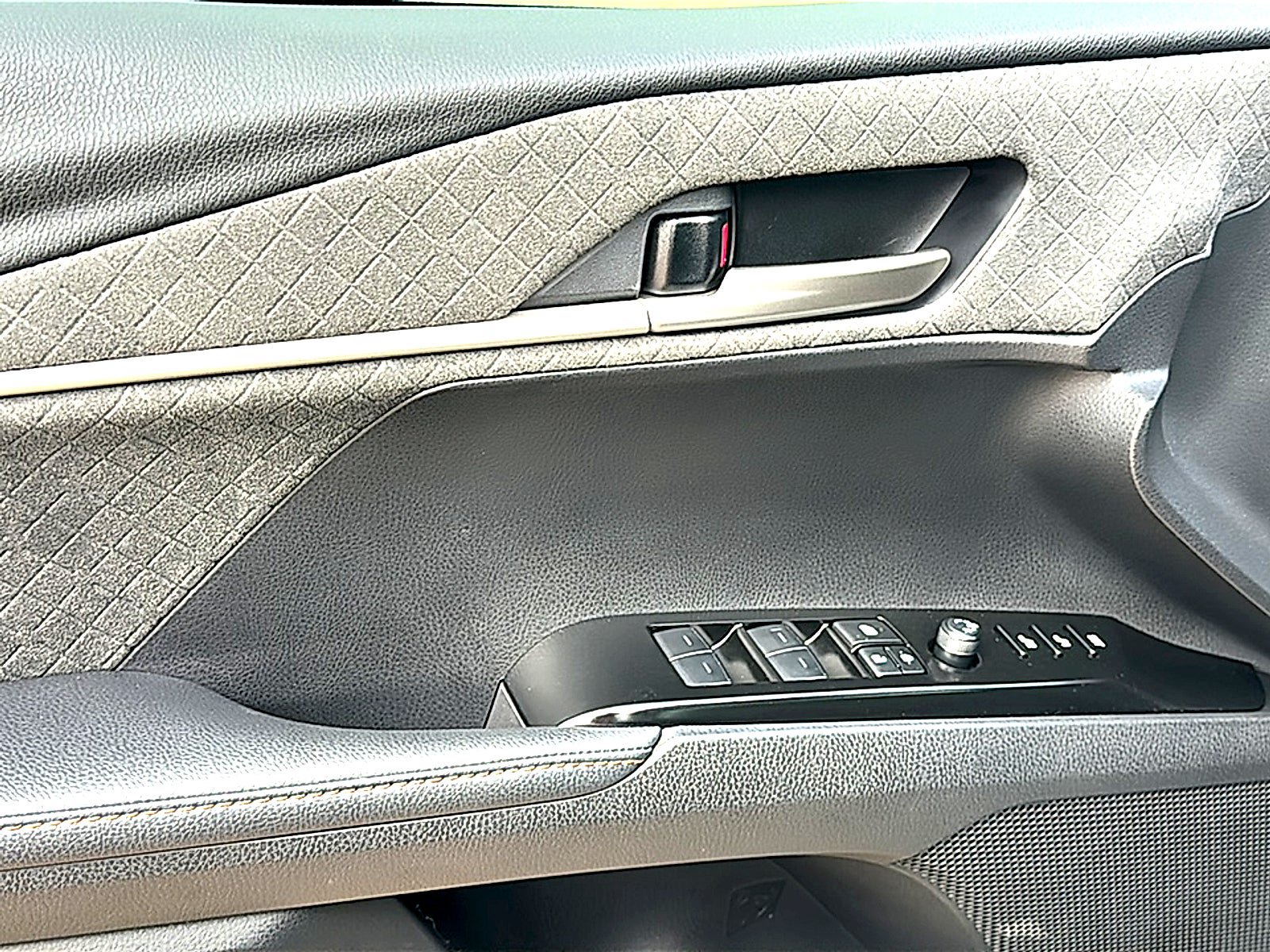 Used 2025 Toyota Camry XLE w/ Premium Package FWD image 16