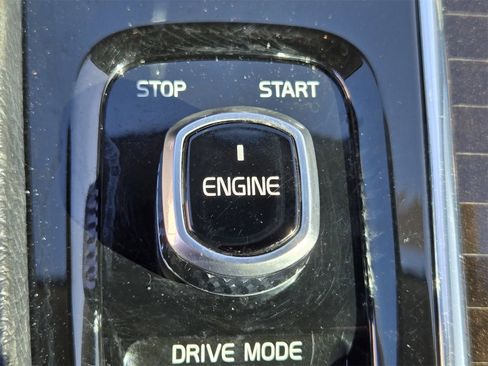 Used 2017 Volvo XC90 T6 Momentum w/ Vision Package image 18