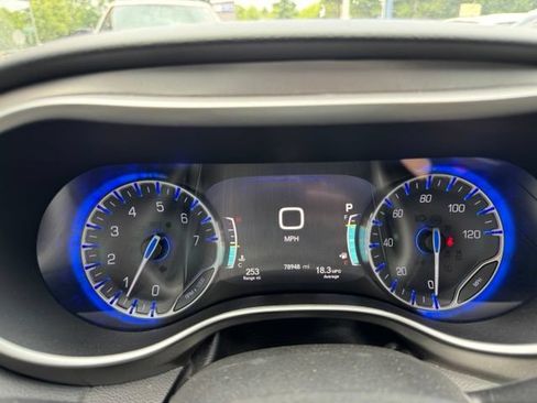 Used 2022 Chrysler Pacifica Touring-L FWD image 22