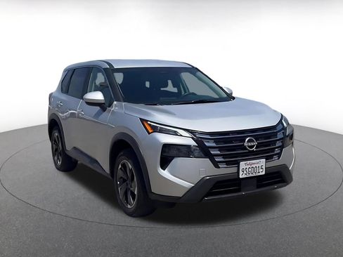 Used 2025 Nissan Rogue SV FWD image 2