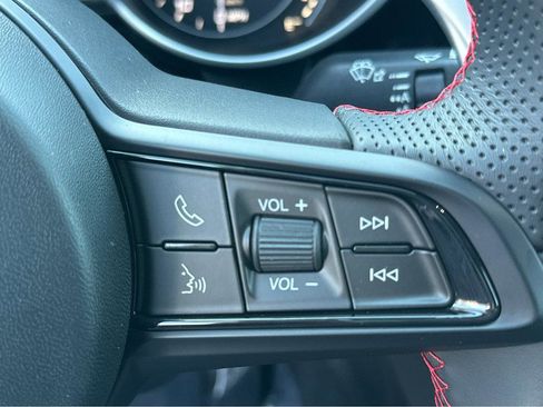 Used 2023 Alfa Romeo Giulia Estrema image 23