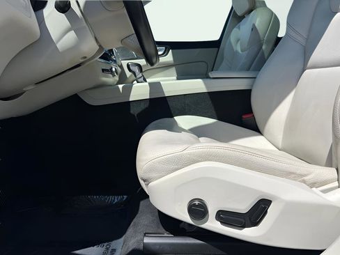 Used 2020 Volvo XC60 T5 Momentum image 36