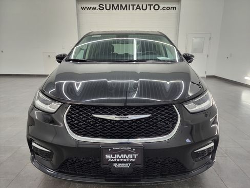 Used 2024 Chrysler Pacifica Touring-L image 22