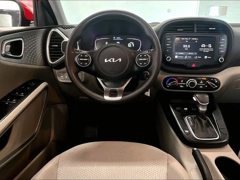 Used 2023 Kia Soul LX w/ LX Technology Package FWD image 12