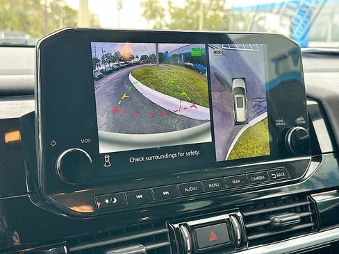 Used 2023 Nissan Pathfinder SL image 14