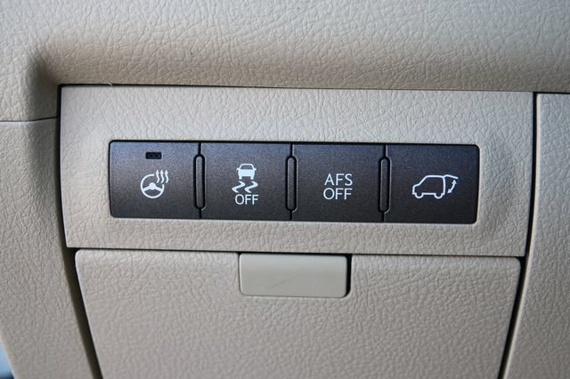 Used 2013 Lexus LX 570 4WD w/ Luxury Pkg w/Pre-crash image 30