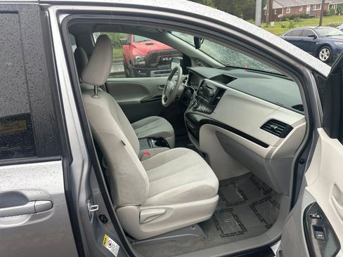 Used 2013 Toyota Sienna LE FWD image 19