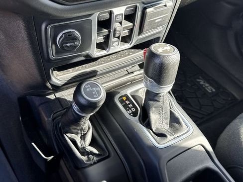 Used 2024 Jeep Wrangler Unlimited Sahara AWD/4WD image 15