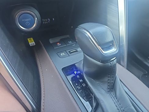 Certified 2022 Toyota Venza XLE image 16