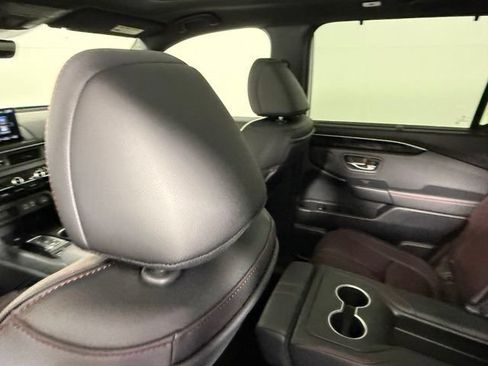 Used 2025 Honda Pilot Black Edition image 39