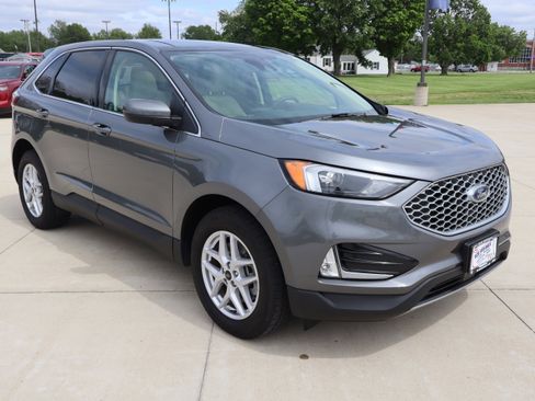 Used 2024 Ford Edge SEL w/ Convenience Package AWD/4WD image 3