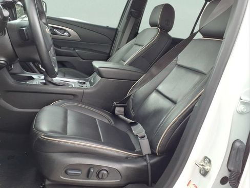 Used 2023 Chevrolet Traverse Premier FWD image 12