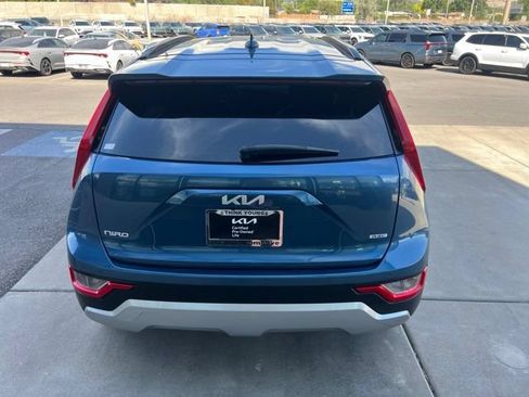 Used 2023 Kia Niro EX w/ EX Cold Weather Package FWD image 4