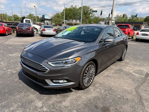 Used 2017 Ford Fusion SE w/ Fusion SE Technology Package image 3