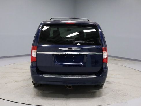Used 2013 Chrysler Town & Country Touring-L image 10