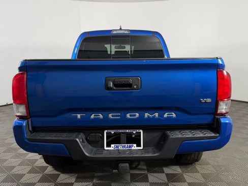 Used 2017 Toyota Tacoma TRD Sport AWD/4WD image 6