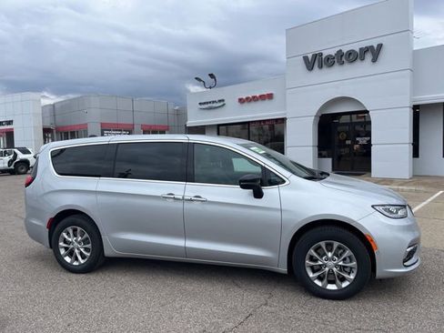 New 2026 Chrysler Pacifica Select image 1