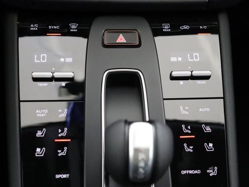 Certified 2025 Porsche Macan AWD/4WD image 21