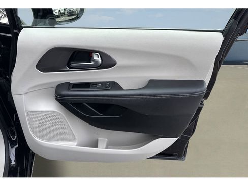 Used 2024 Chrysler Pacifica Touring-L image 29