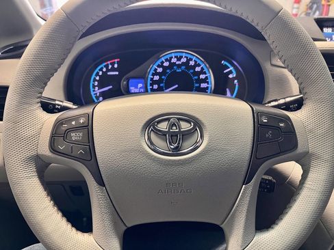 Used 2011 Toyota Sienna XLE image 13